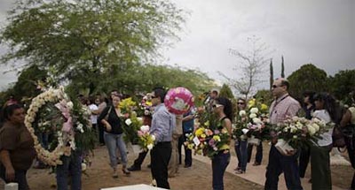 Parentes de criana morta no Mxico fazem funeral