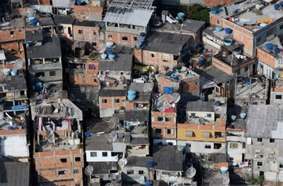 AI critica construo de muros em favelas cariocas 