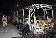 nibus e quatro carros so incendiados em Ramos 