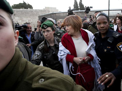 Polcia israelense prende feministas no Muro das Lamentaes