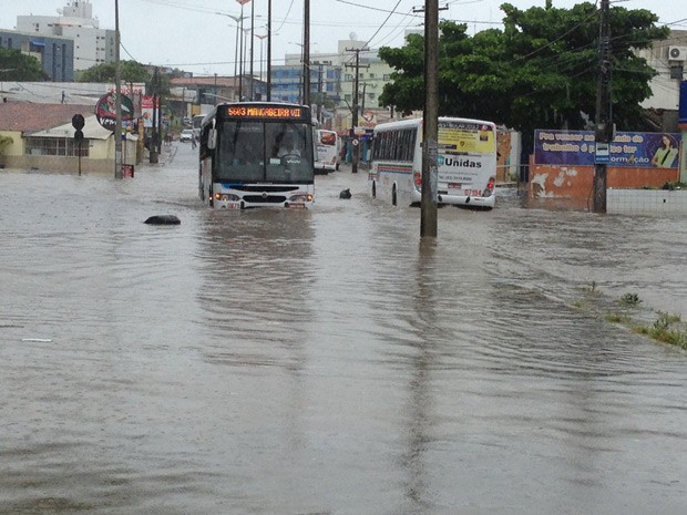 Chuvas alagam ruas e inundam casas em Joo Pessoa
