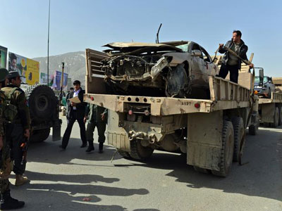 Novo ataque suicida no Afeganisto mata 8 crianas e 1 policial  