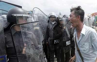 Polcia entra em choque com ativistas na Tailndia