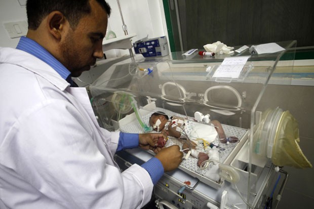Beb resgatado do ventre da me em Gaza morre em hospital