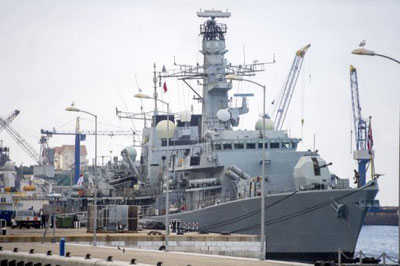Navio de guerra britnico atraca em Gibraltar