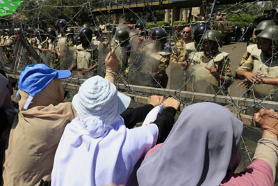 Manifestantes contrrios e a favor de Mursi entram em confronto no Cairo