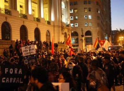 Aps invaso da Cmara do Rio, PM e manifestantes entram em confronto