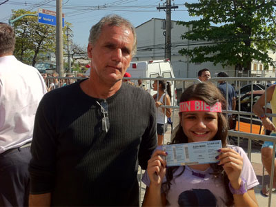 Aps 40 horas, pai e filha compram ingresso para ver Justin Bieber no RJ