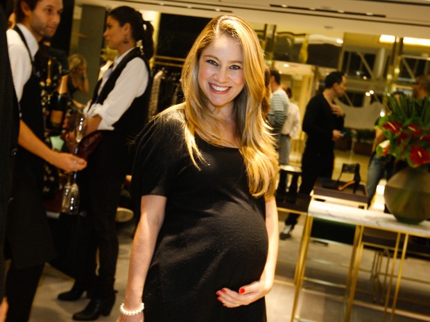 Aos sete meses de gravidez, Juliana Baroni vai a evento em So Paulo