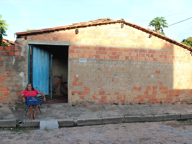Compositora analfabeta de duas mil msicas vive abandonada no Piau
