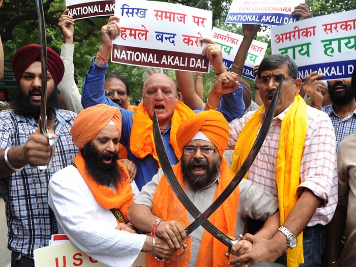 Sikhs brigam com espadas em templo na ndia