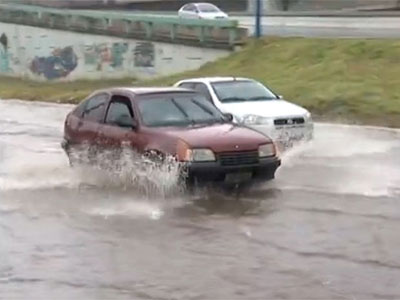 Chuva forte deixa vias alagadas em Salvador