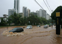 Chuva alaga ruas e causa acidentes em Salvador