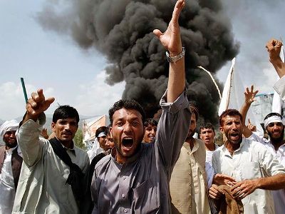 Um morre em protesto contra queima do Alcoro no Afeganisto