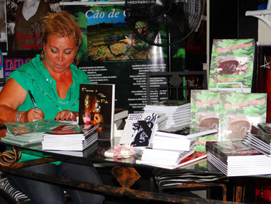 Escritora Brbara Perez em noite de autgrafos na inaugurao da filial da livraria LITERARTE em Vila Velha
