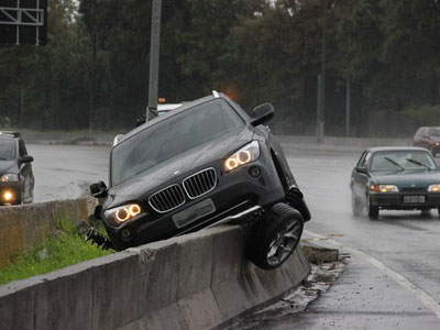 SP: motorista perde o controle de BMW e sobe em mureta de marginal  