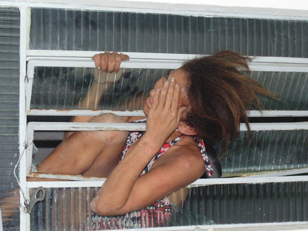 Mulher tenta fugir e fica entalada em janela da delegacia de Floriano