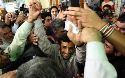 Politica: Ahmadinejad  reeleito presidente do Ir, mas Musavi rejeita resultados