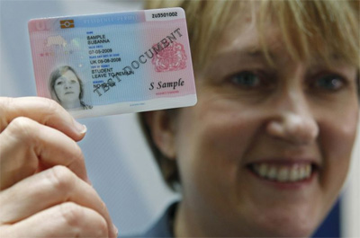 Gr-Bretanha mostra carteira de identidade para estrangeiros