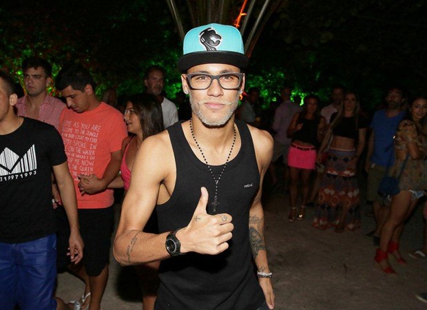 Ele  pop! Neymar  o mais tietado em festas de Trancoso