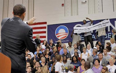 Obama  vaiado por jovens militantes negros em comcio 