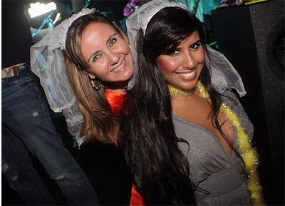 Ex-BBB Carol Honrio usa vu de noiva em festa carioca