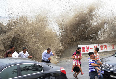 Chineses so surpreendidos por onda em estrada