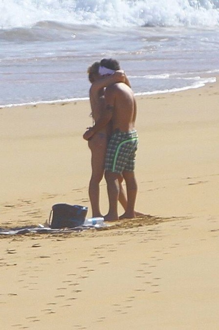 Bruno Gagliasso e Giovanna Ewbank namoram em praia deserta de Fernando de Noronha