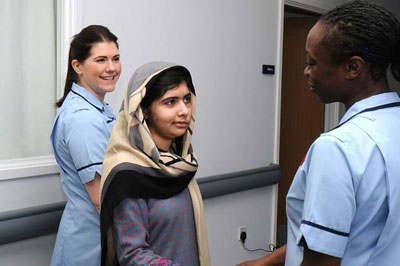 Jovem paquistanesa ferida por talibs deixa hospital no Reino Unido