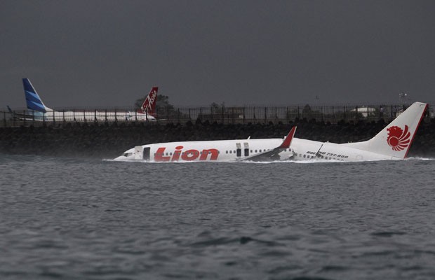 Avio com mais de 100 passageiros sai da pista e pousa na gua em Bali 