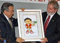 Lula apresenta mascote do Centenrio da Imigrao Japonesa