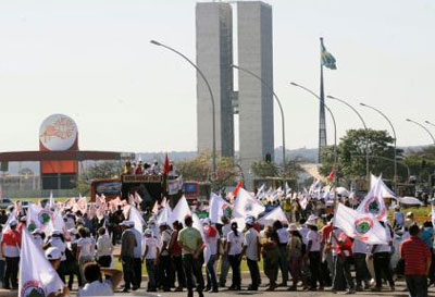 Manifestantes pedem cancelamento do leilo de Belo Monte 