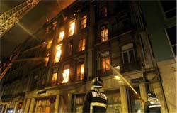 Incndio destri o interior de dois prdios em Lisboa