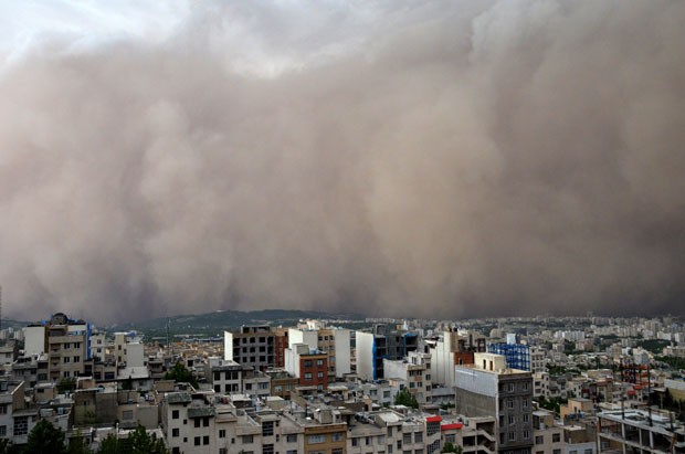 Tempestade de areia com ventos a 110 km/h deixa mortos em Teer
