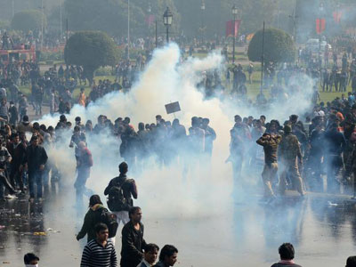 Protesto contra estupro de jovem termina com dez feridos em Nova Dlhi