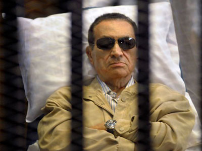 Agncia estatal egpcia declara Mubarak morto; militares negam