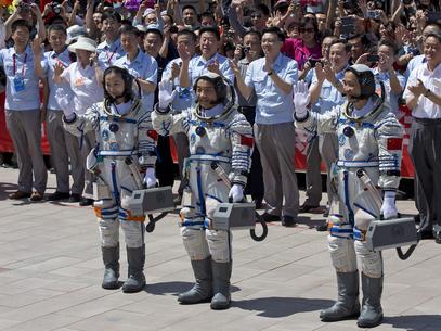 Nave tripulada Shenzhou X se acopla ao laboratrio espacial chins