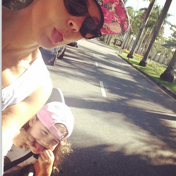 Flvia Alessandra anda de bike com a filha: 