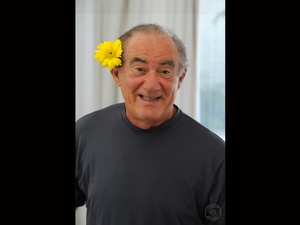 Humorista Renato Arago recebe alta de hospital no Rio