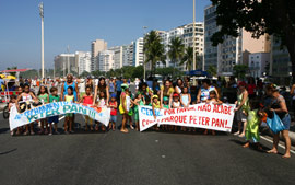 Moradores protestam contra fechamento de Parque em Copacaba.