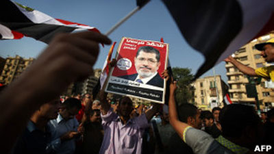 Presidente egpcio assumir com poderes esvaziados e pas dividido