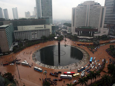 Fortes chuvas provocam inundaes e congestionamentos na Indonsia  