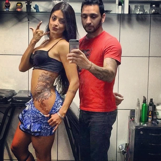 Uau! Aline Riscado mostra corpo aps retocar tatuagem