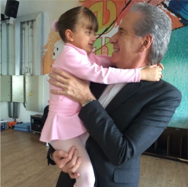 Roberto Justus faz visita surpresa para a filha em aula de bal