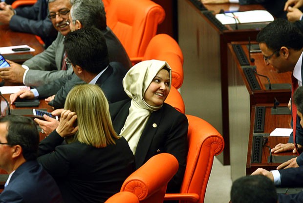 Deputadas voltam a usar vu islmico no Parlamento da Turquia
