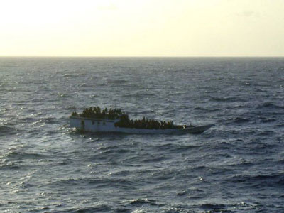Austrlia resgata mais de 120 imigrantes de navio naufragado