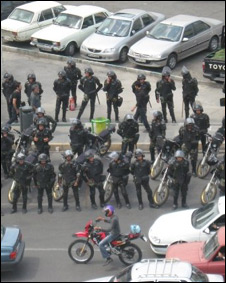 Polcia do Ir dispersa manifestao em Teer  