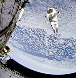 Astronautas fazem caminhada para instalar mdulo europeu