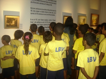 Crianas da LBV visitam Exposio de quadros de   Lev Fanzer