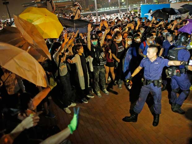 Chefe de governo de Hong Kong se mostra disposto a retomar